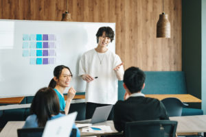 カジュアルなミーティング中のビジネスパーソン