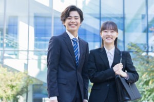笑顔のビジネスパーソン