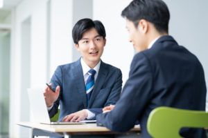 打ち合わせをするビジネスパーソン