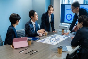 メンバーと打ち合わせを行うプロジェクトマネージャー
