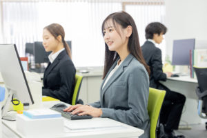 オフィスで働く女性社員